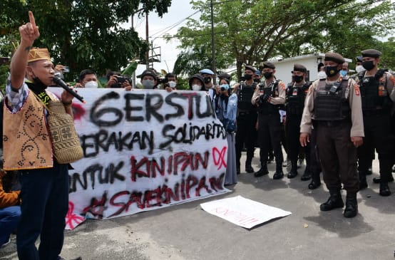 Protest der Bürger von Kinipan auf Borneo vor dem Gericht in Palangkaraya 2022