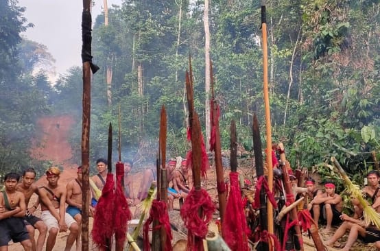 Die indigenen Dayak Tomun aus Kinipan wehren sich gegen Abholzung ihres Waldes durch die Palmölfirma SML