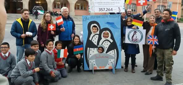 Übergabe der Petitionen zum Schutz der Pinguine