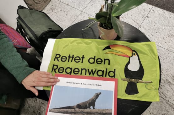 RdR-Fahne und Komodo-Petion auf rundem Tisch