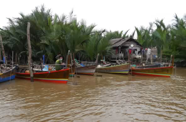 Fischer in Booten bei Insel Kuala Serapuh, Indonesien