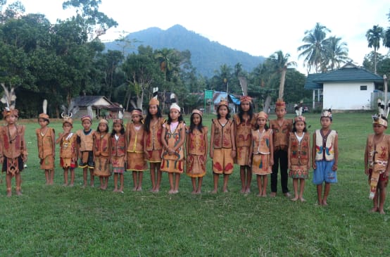 Dayak-Kinder in traditioneller Kleidung
