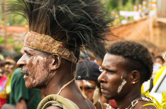 Männer mit Kopfschmuck bei einem Fest in Papua