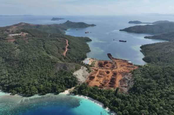 Blick von oben auf eine Nickelmine auf einer kleinen Insel