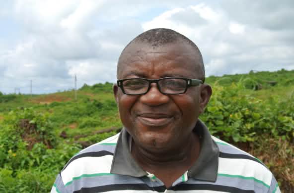 Odey Oyama steht auf einer für eine Plantage gerodeten Fläche