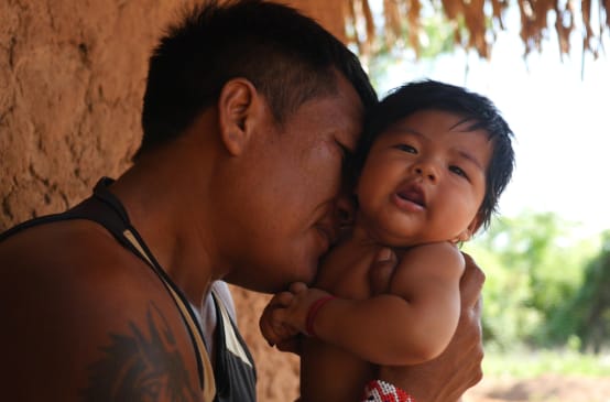 Portraitfoto von einem indigenen Mann und einem Baby