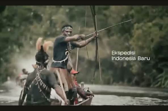 Papua im Boot mit Pfeil und Bogen