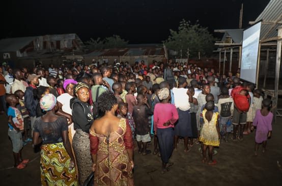 Filmvorführung Fluch des Erdöls im Dorf Vitshumbi (Virunga),