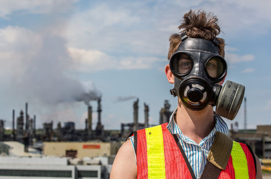 Ein junger Mann demonstriert mit Gasmaske gegen Teersand-Abbau in Kanada