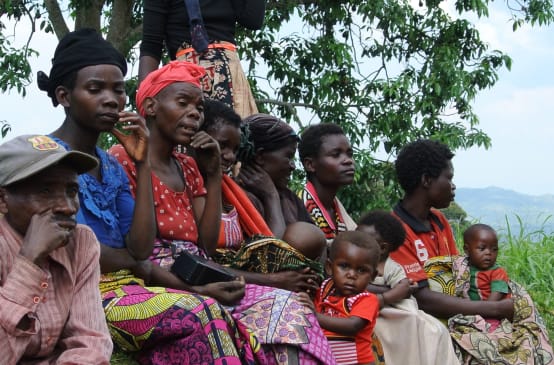 Indigene Batwa: Frauen und Kinder in einem Dorf nahe Bukavu