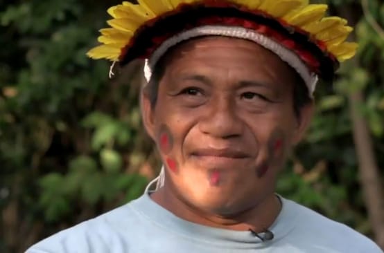 Porträtfoto des indigenen Sarapo Kaapor mit Federschmuck