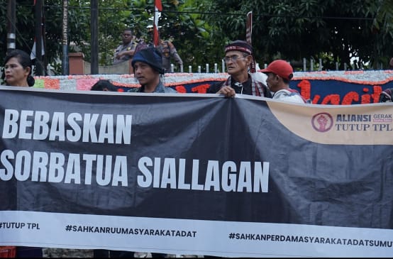 Banner mit "Freiheit für Sorbatua Siallagan" von der Allianz Tutup TPL = Toba Pulp Lestari schließen