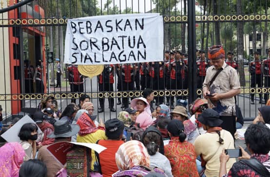 Demo vor hohem Zaun mit Banner "Sorbatua Siallagan freilassen"
