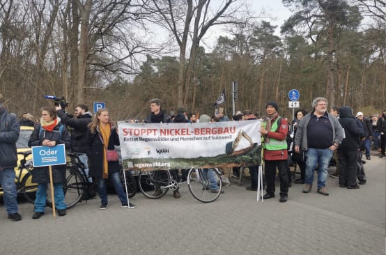 Banner "Stoppt Nickel Bergbau" mit Stefanie Hess und Boboy Simanjuntak