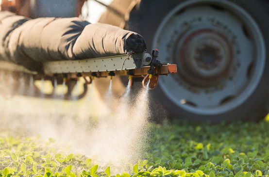 Traktor sprüht Pestizide