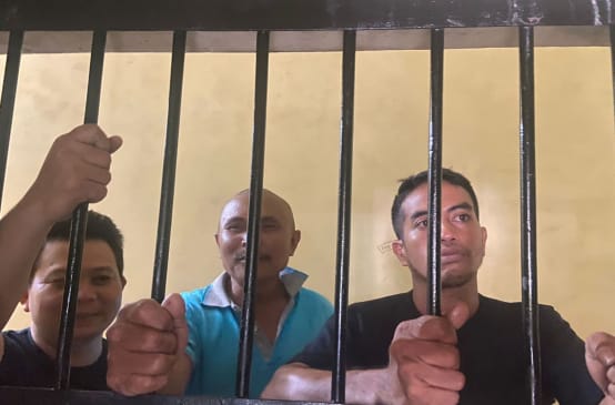 drei Indigene hinter Gittern