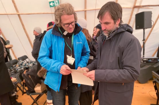 Kanadas Umweltminister Steven Guilbeault (rechts) nimmt unsere Petition entgegen