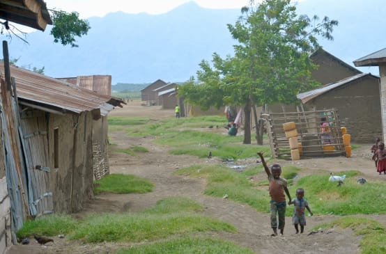 Kinder im Fischerdorf Vishumbi, Virunga Nationalpark, Demokratische Republik Kongo