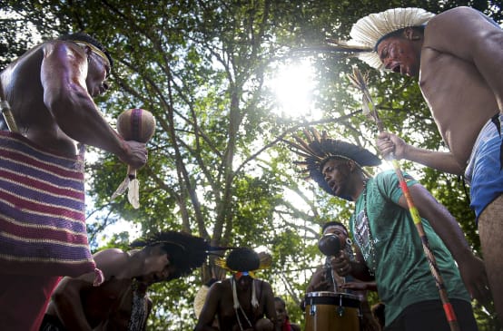Indigene nehmen am Treffen von Teia dos Povos da Bahia teil