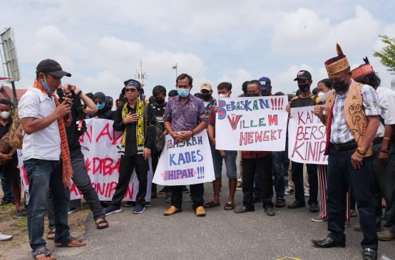 Demo zur Freilassung des Ortsvorsteher Willem Hengki aus Kinipan vor dem Gericht in Palangkaraya