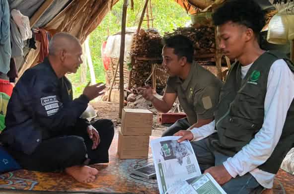 drei Männer im Zelt