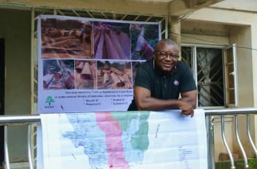 Odey Oyama Holzfäller, die in den Cross River Nationalpark eindringen