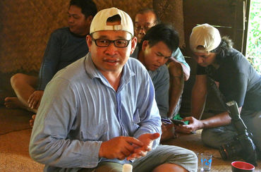 Matek Geram von SADIA während einer Diskussion mit Dorfbewohnern.