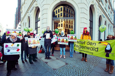 Demo vor Nespresso Boutique in Berlin