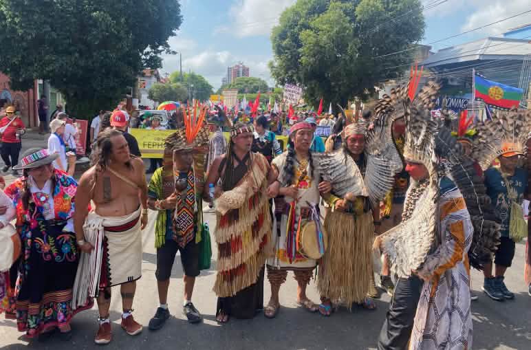 Indigene aus Brasilien protestieren auf der Strasse