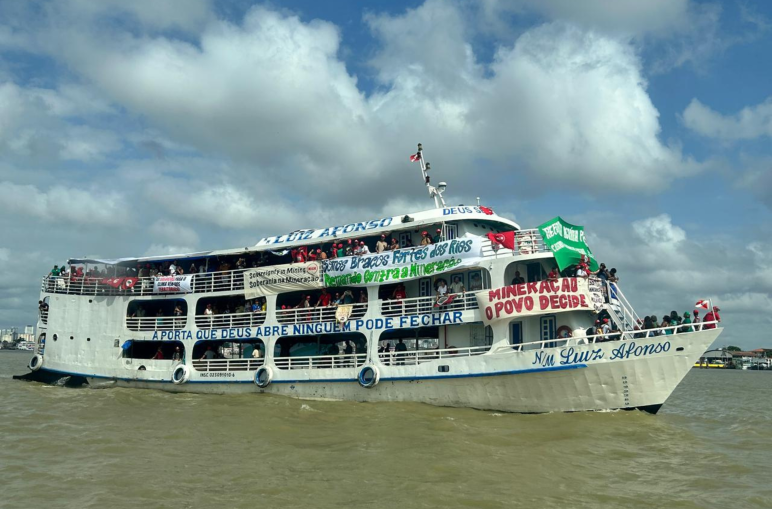 Ein Schiff mit Bannern