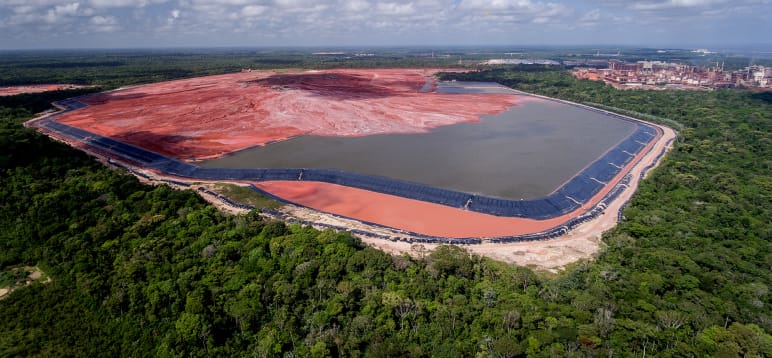 Luftaufnahmen der toxischen Rotschlamm-Deponien von Hydro Alunorte im Amazonasregenwald