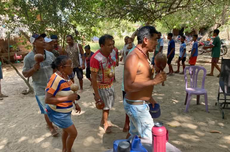 Eine Gruppe von indigenen Akroá-Gamella tanzt mit Kalebassenrasseln in den Händen im Kreis