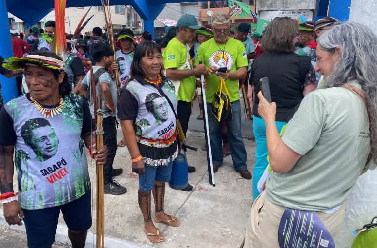 Guadalupe Rodríguez fotografiert mit dem Handy die indigene Mariza Ka'apor
