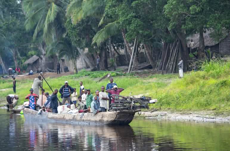 Eine voll beladene Piroge ist auf dem Kongo-Fluss unterwegs