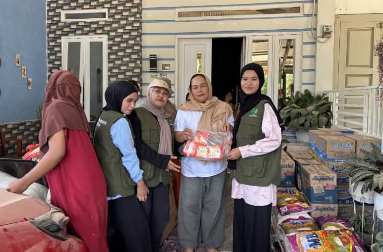 Frauen verteilen Hilfsgüter