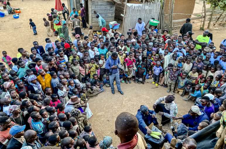 Theateraufführung in der Kleinstadt Kanyabayonga am Virunga Nationalpark