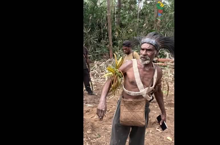 Vincent Kwipalo ein Papua mit Kopfschmuck und Noken (Tasche)