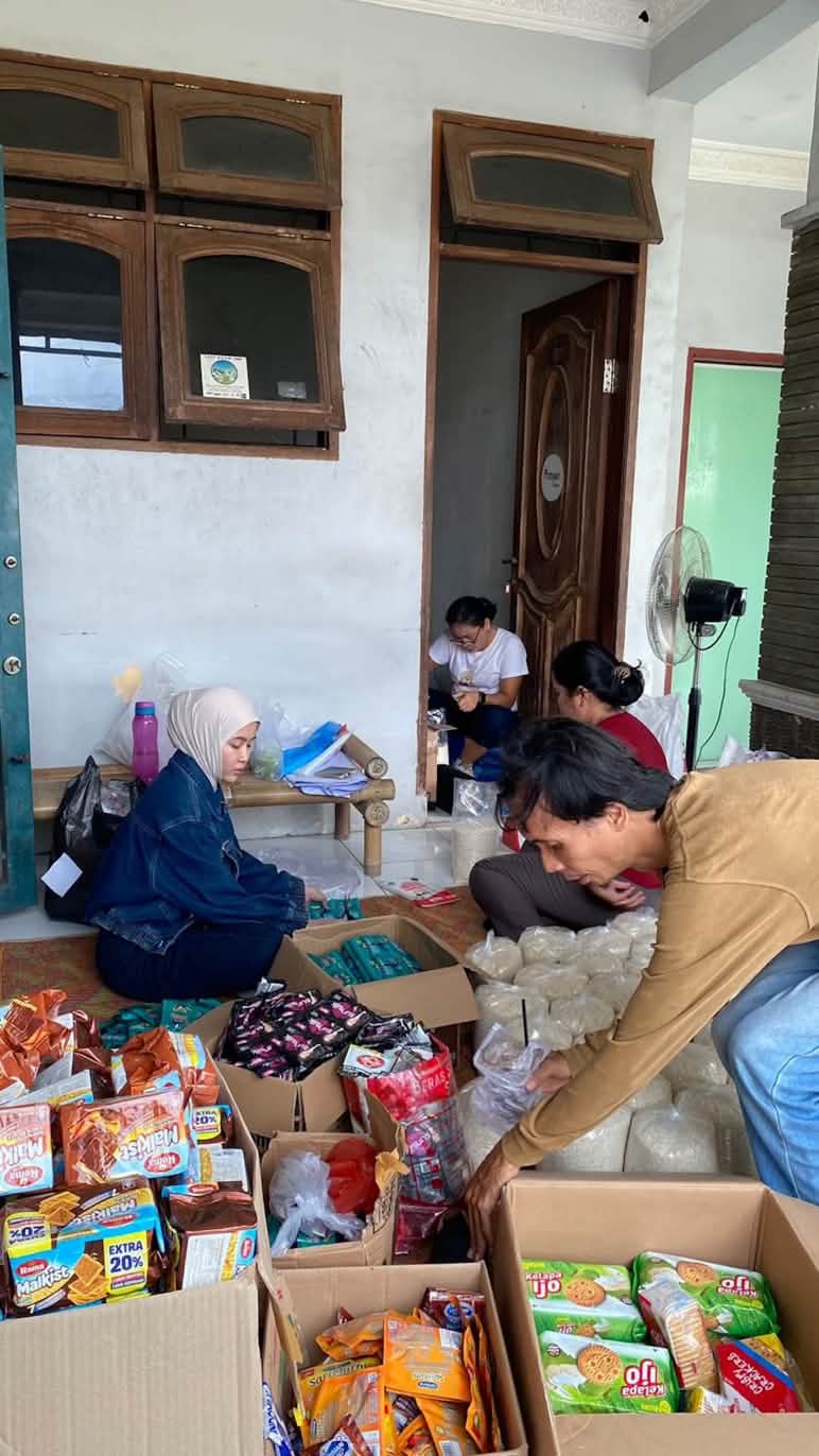 Kisten mit Hilfsgütern im Büro