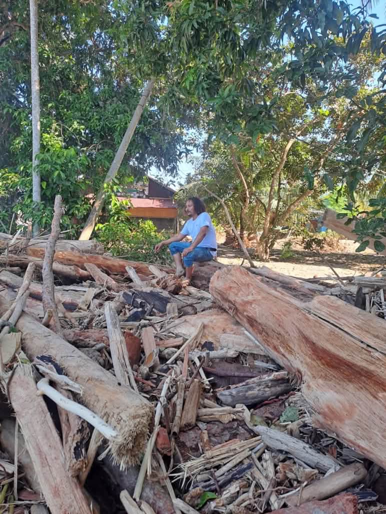 Yusmadi auf den Trümmern des AWF-Büros nach dem Zyklon November 2025