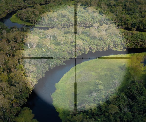 Der Kongo-Fluss windet sich durch den Urwald - über dem Bild liegt ein angedeutetes Fadenkreuz