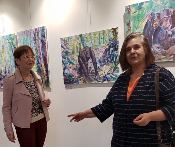 Künstlerin Bettina Behrend zusammen mit ihrer Co-Vorsitzenden von Rettet den Regenwald e.V., Marianne Klute.