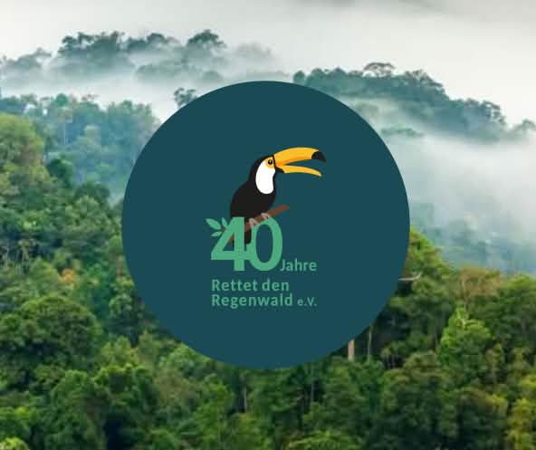 $0 Jahre Rettet den Regenwald: Vereinslogo vor Regenwald-Hintergrund