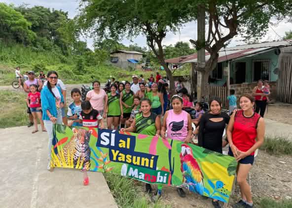 Eine Gruppe von Personen hält einen Banner mit der Aufschrift "Ja zu Yasuní Manabí" hoch