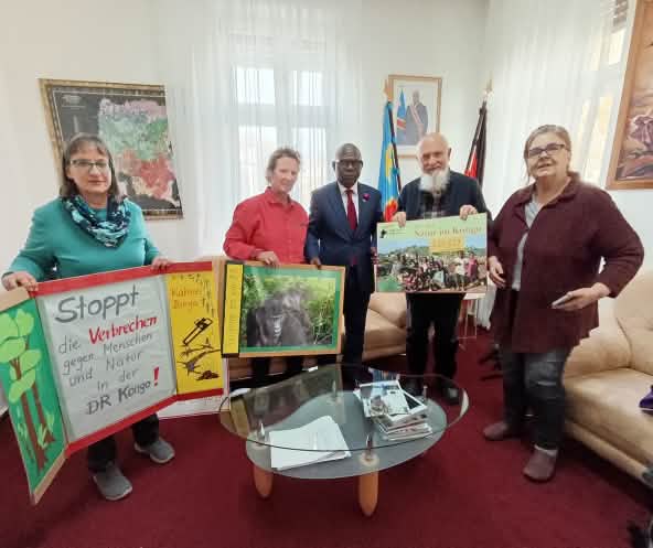 Wir übergeben 225.129 Unterschriften bei der kongolesischen Botschaft