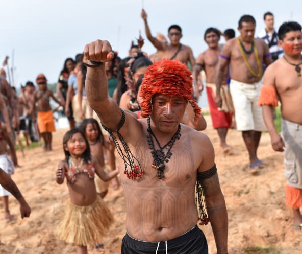 Indigene Mundurukú demonstrieren gegen einen Staudamm am Fluss Tapajos