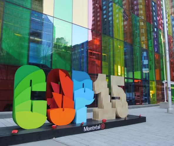 Schriftzug COP15 vor dem Kongress-Zentrum in Montréal