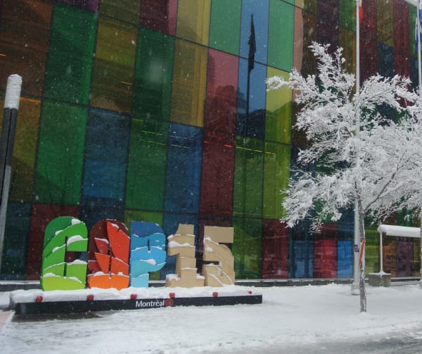 Schriftzug COP15 vor dem Kongress-Zentrum in Montréal