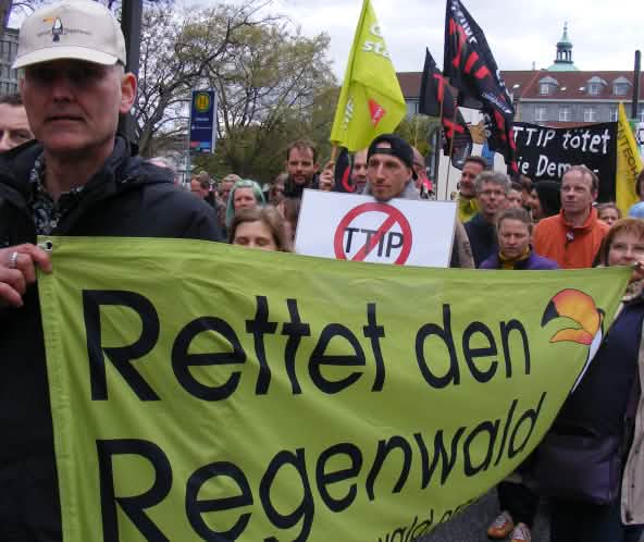 Aktivisten von Rettet den Regenwald tragen ein großes Banner