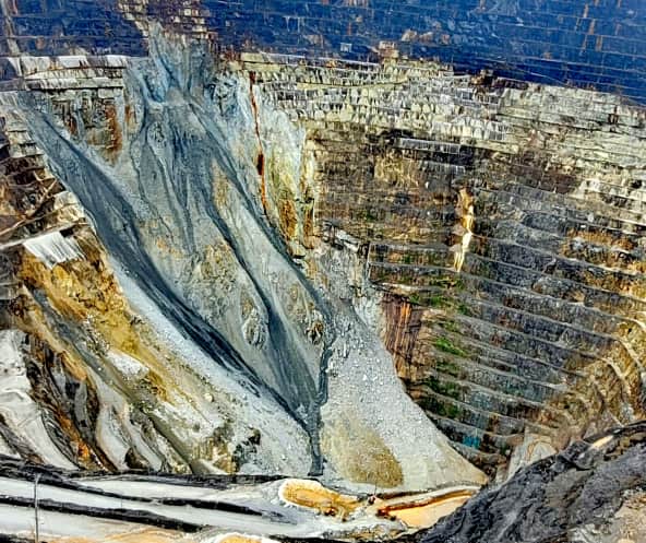 Blick von oben in Tagebau-Krater