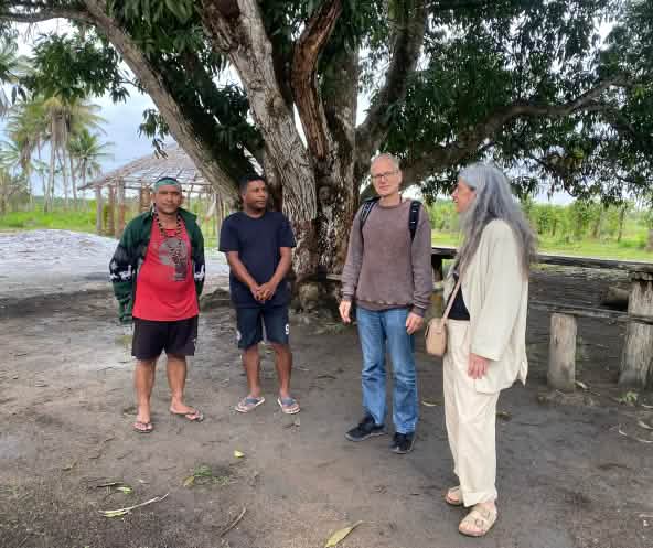 RdR-Mitarbeiter Guadalupe Rodríguez und Klaus Schenck mit zwei Führern der Pataxó